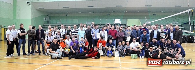 Zdjęcie w galerii na portalu naszraciborz.pl: Lunatycy mistrzem Raciborskiej Ligi Piłki Siatkowej. Sebastian Świderski gościem finału wiadomości z regionu