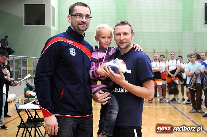 Zdjęcie w galerii na portalu naszraciborz.pl: Lunatycy mistrzem Raciborskiej Ligi Piłki Siatkowej. Sebastian Świderski gościem finału wiadomości z regionu