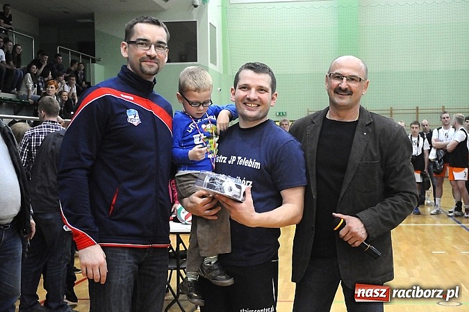 Zdjęcie w galerii na portalu naszraciborz.pl: Lunatycy mistrzem Raciborskiej Ligi Piłki Siatkowej. Sebastian Świderski gościem finału wiadomości z regionu