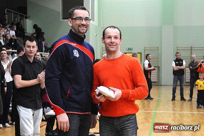 Zdjęcie w galerii na portalu naszraciborz.pl: Lunatycy mistrzem Raciborskiej Ligi Piłki Siatkowej. Sebastian Świderski gościem finału wiadomości z regionu