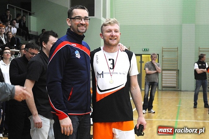Zdjęcie w galerii na portalu naszraciborz.pl: Lunatycy mistrzem Raciborskiej Ligi Piłki Siatkowej. Sebastian Świderski gościem finału wiadomości z regionu