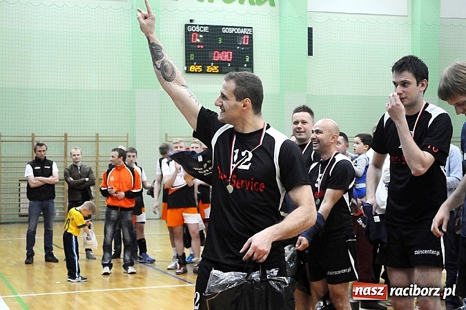 Zdjęcie w galerii na portalu naszraciborz.pl: Lunatycy mistrzem Raciborskiej Ligi Piłki Siatkowej. Sebastian Świderski gościem finału wiadomości z regionu