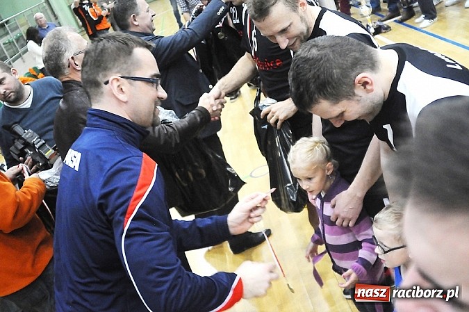Zdjęcie w galerii na portalu naszraciborz.pl: Lunatycy mistrzem Raciborskiej Ligi Piłki Siatkowej. Sebastian Świderski gościem finału wiadomości z regionu