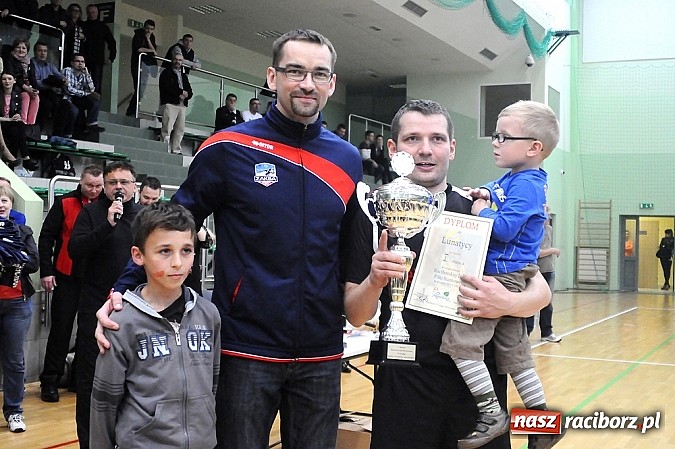 Zdjęcie w galerii na portalu naszraciborz.pl: Lunatycy mistrzem Raciborskiej Ligi Piłki Siatkowej. Sebastian Świderski gościem finału wiadomości z regionu