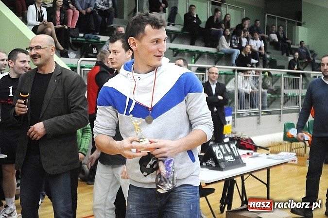 Zdjęcie w galerii na portalu naszraciborz.pl: Lunatycy mistrzem Raciborskiej Ligi Piłki Siatkowej. Sebastian Świderski gościem finału wiadomości z regionu
