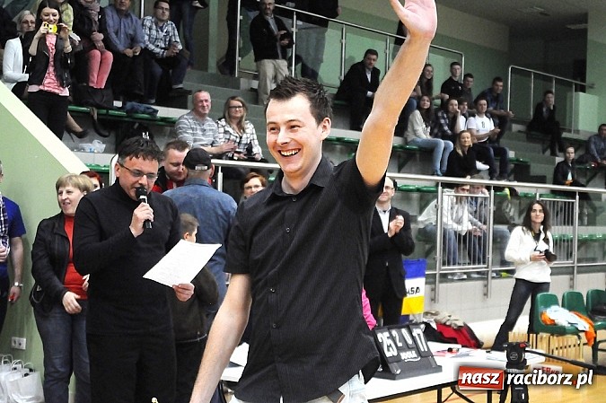 Zdjęcie w galerii na portalu naszraciborz.pl: Lunatycy mistrzem Raciborskiej Ligi Piłki Siatkowej. Sebastian Świderski gościem finału wiadomości z regionu