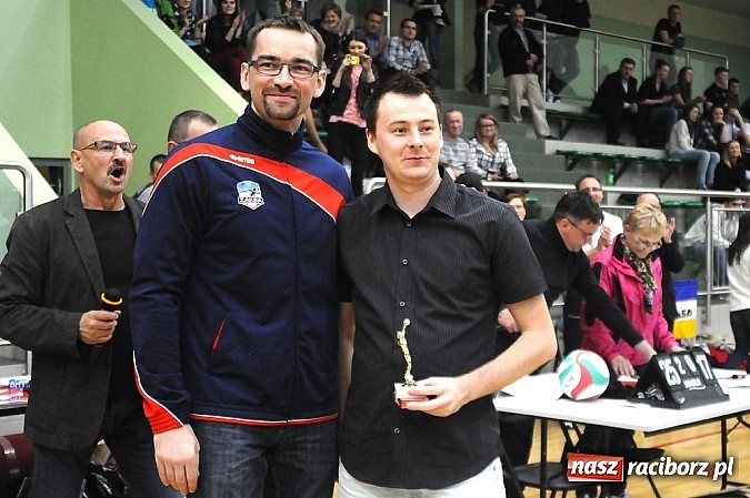 Zdjęcie w galerii na portalu naszraciborz.pl: Lunatycy mistrzem Raciborskiej Ligi Piłki Siatkowej. Sebastian Świderski gościem finału wiadomości z regionu