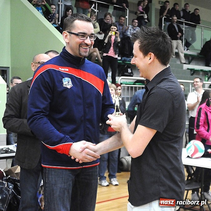 Zdjęcie w galerii na portalu naszraciborz.pl: Lunatycy mistrzem Raciborskiej Ligi Piłki Siatkowej. Sebastian Świderski gościem finału wiadomości z regionu