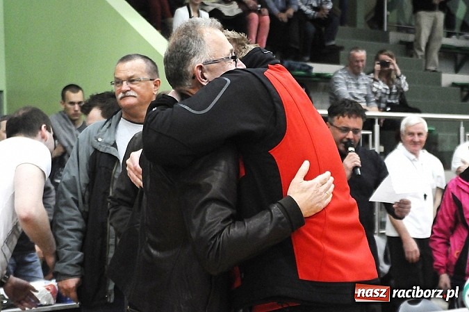 Zdjęcie w galerii na portalu naszraciborz.pl: Lunatycy mistrzem Raciborskiej Ligi Piłki Siatkowej. Sebastian Świderski gościem finału wiadomości z regionu