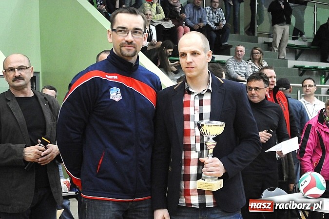 Zdjęcie w galerii na portalu naszraciborz.pl: Lunatycy mistrzem Raciborskiej Ligi Piłki Siatkowej. Sebastian Świderski gościem finału wiadomości z regionu