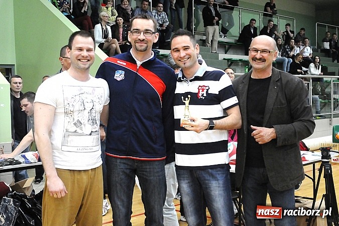 Zdjęcie w galerii na portalu naszraciborz.pl: Lunatycy mistrzem Raciborskiej Ligi Piłki Siatkowej. Sebastian Świderski gościem finału wiadomości z regionu