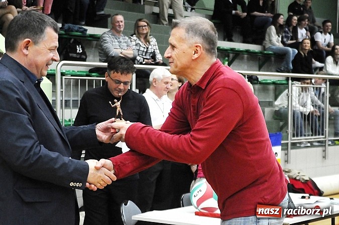 Zdjęcie w galerii na portalu naszraciborz.pl: Lunatycy mistrzem Raciborskiej Ligi Piłki Siatkowej. Sebastian Świderski gościem finału wiadomości z regionu