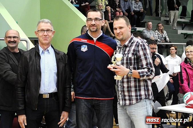 Zdjęcie w galerii na portalu naszraciborz.pl: Lunatycy mistrzem Raciborskiej Ligi Piłki Siatkowej. Sebastian Świderski gościem finału wiadomości z regionu
