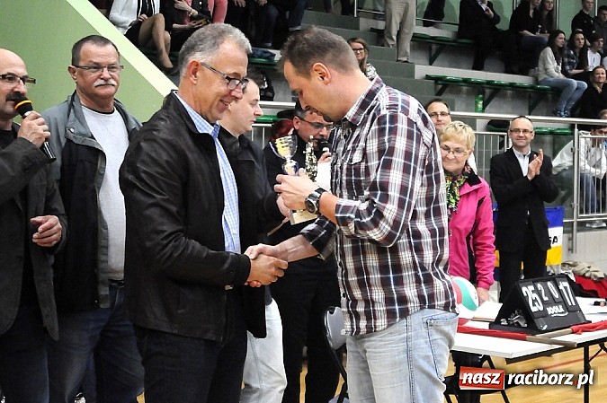 Zdjęcie w galerii na portalu naszraciborz.pl: Lunatycy mistrzem Raciborskiej Ligi Piłki Siatkowej. Sebastian Świderski gościem finału wiadomości z regionu