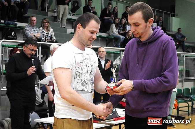 Zdjęcie w galerii na portalu naszraciborz.pl: Lunatycy mistrzem Raciborskiej Ligi Piłki Siatkowej. Sebastian Świderski gościem finału wiadomości z regionu