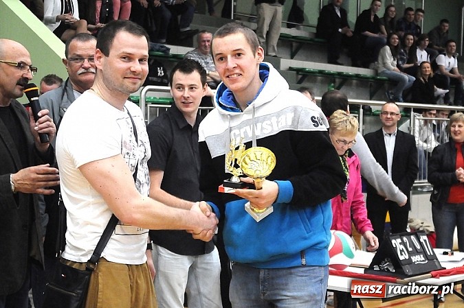 Zdjęcie w galerii na portalu naszraciborz.pl: Lunatycy mistrzem Raciborskiej Ligi Piłki Siatkowej. Sebastian Świderski gościem finału wiadomości z regionu