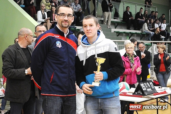 Zdjęcie w galerii na portalu naszraciborz.pl: Lunatycy mistrzem Raciborskiej Ligi Piłki Siatkowej. Sebastian Świderski gościem finału wiadomości z regionu