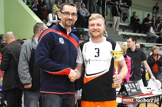 Zdjęcie w galerii na portalu naszraciborz.pl: Lunatycy mistrzem Raciborskiej Ligi Piłki Siatkowej. Sebastian Świderski gościem finału wiadomości z regionu