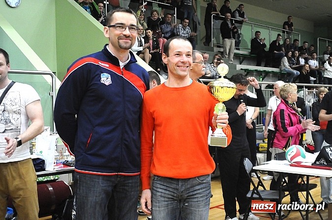 Zdjęcie w galerii na portalu naszraciborz.pl: Lunatycy mistrzem Raciborskiej Ligi Piłki Siatkowej. Sebastian Świderski gościem finału wiadomości z regionu