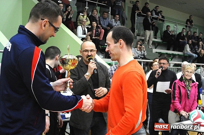 Zdjęcie w galerii na portalu naszraciborz.pl: Lunatycy mistrzem Raciborskiej Ligi Piłki Siatkowej. Sebastian Świderski gościem finału wiadomości z regionu