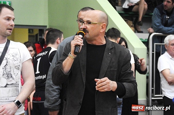 Zdjęcie w galerii na portalu naszraciborz.pl: Lunatycy mistrzem Raciborskiej Ligi Piłki Siatkowej. Sebastian Świderski gościem finału wiadomości z regionu