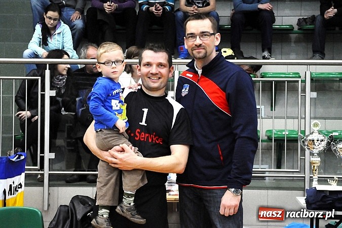 Zdjęcie w galerii na portalu naszraciborz.pl: Lunatycy mistrzem Raciborskiej Ligi Piłki Siatkowej. Sebastian Świderski gościem finału wiadomości z regionu