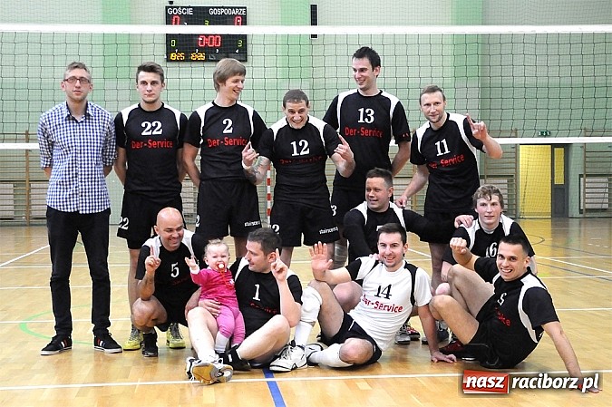 Zdjęcie w galerii na portalu naszraciborz.pl: Lunatycy mistrzem Raciborskiej Ligi Piłki Siatkowej. Sebastian Świderski gościem finału wiadomości z regionu