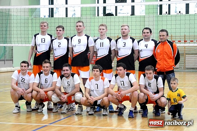 Zdjęcie w galerii na portalu naszraciborz.pl: Lunatycy mistrzem Raciborskiej Ligi Piłki Siatkowej. Sebastian Świderski gościem finału wiadomości z regionu