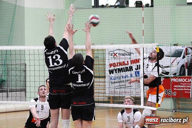 Zdjęcie w galerii na portalu naszraciborz.pl: Lunatycy mistrzem Raciborskiej Ligi Piłki Siatkowej. Sebastian Świderski gościem finału wiadomości z regionu