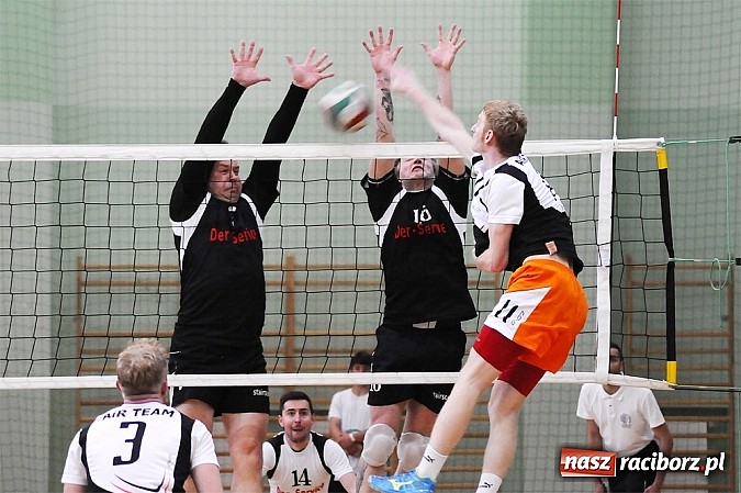 Zdjęcie w galerii na portalu naszraciborz.pl: Lunatycy mistrzem Raciborskiej Ligi Piłki Siatkowej. Sebastian Świderski gościem finału wiadomości z regionu