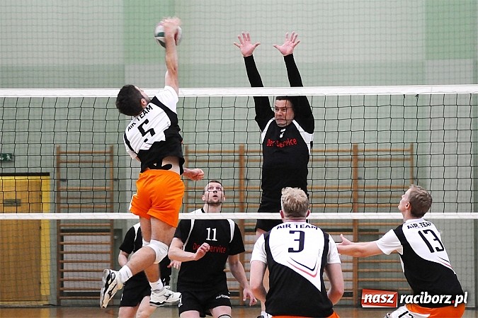 Zdjęcie w galerii na portalu naszraciborz.pl: Lunatycy mistrzem Raciborskiej Ligi Piłki Siatkowej. Sebastian Świderski gościem finału wiadomości z regionu