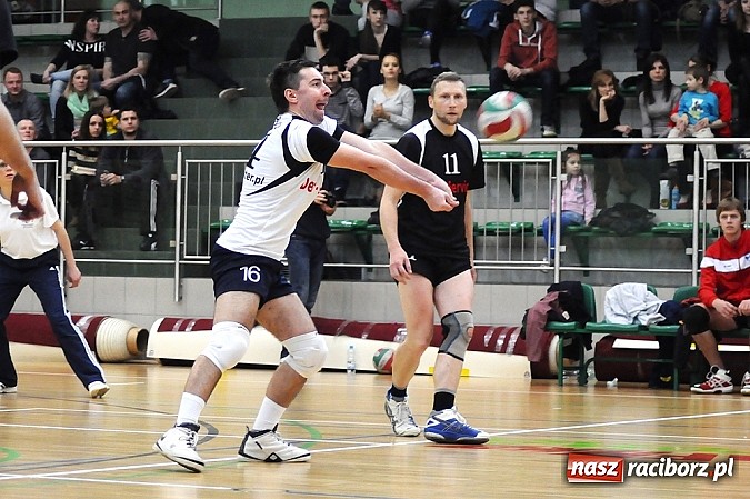 Zdjęcie w galerii na portalu naszraciborz.pl: Lunatycy mistrzem Raciborskiej Ligi Piłki Siatkowej. Sebastian Świderski gościem finału wiadomości z regionu