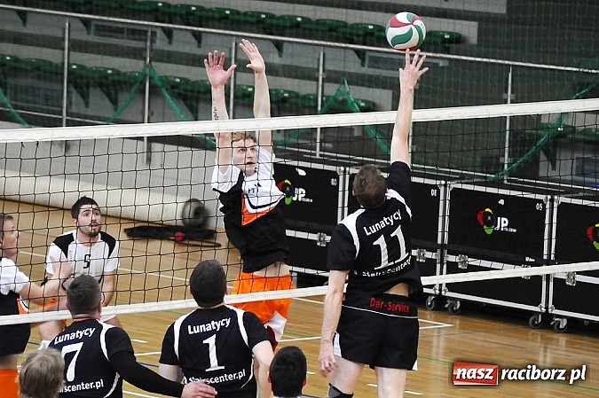 Zdjęcie w galerii na portalu naszraciborz.pl: Lunatycy mistrzem Raciborskiej Ligi Piłki Siatkowej. Sebastian Świderski gościem finału wiadomości z regionu