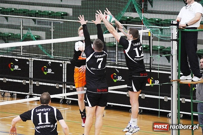 Zdjęcie w galerii na portalu naszraciborz.pl: Lunatycy mistrzem Raciborskiej Ligi Piłki Siatkowej. Sebastian Świderski gościem finału wiadomości z regionu