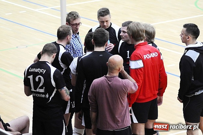 Zdjęcie w galerii na portalu naszraciborz.pl: Lunatycy mistrzem Raciborskiej Ligi Piłki Siatkowej. Sebastian Świderski gościem finału wiadomości z regionu