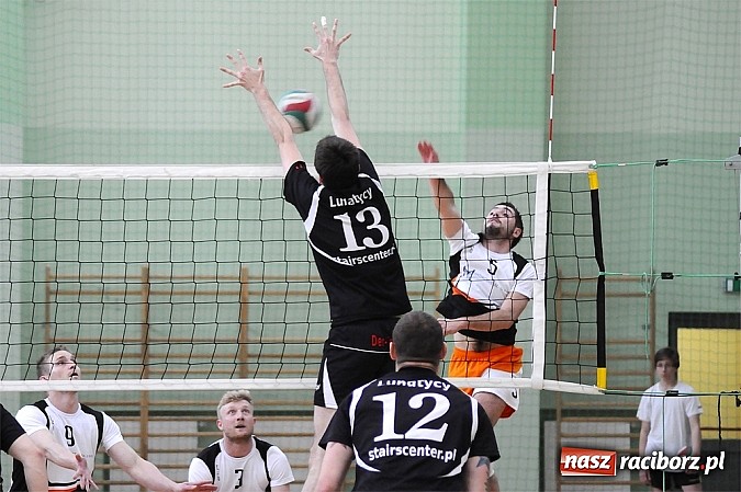 Zdjęcie w galerii na portalu naszraciborz.pl: Lunatycy mistrzem Raciborskiej Ligi Piłki Siatkowej. Sebastian Świderski gościem finału wiadomości z regionu