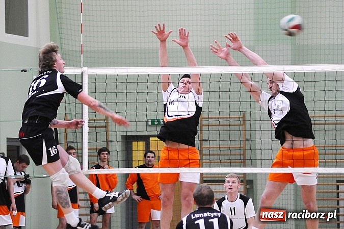 Zdjęcie w galerii na portalu naszraciborz.pl: Lunatycy mistrzem Raciborskiej Ligi Piłki Siatkowej. Sebastian Świderski gościem finału wiadomości z regionu