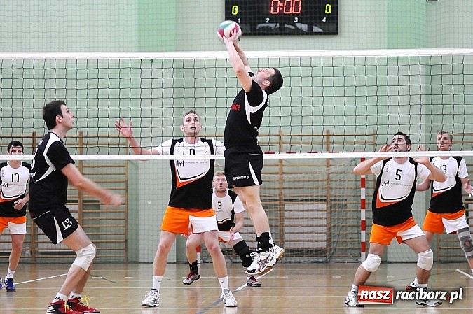 Zdjęcie w galerii na portalu naszraciborz.pl: Lunatycy mistrzem Raciborskiej Ligi Piłki Siatkowej. Sebastian Świderski gościem finału wiadomości z regionu