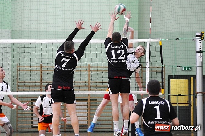 Zdjęcie w galerii na portalu naszraciborz.pl: Lunatycy mistrzem Raciborskiej Ligi Piłki Siatkowej. Sebastian Świderski gościem finału wiadomości z regionu