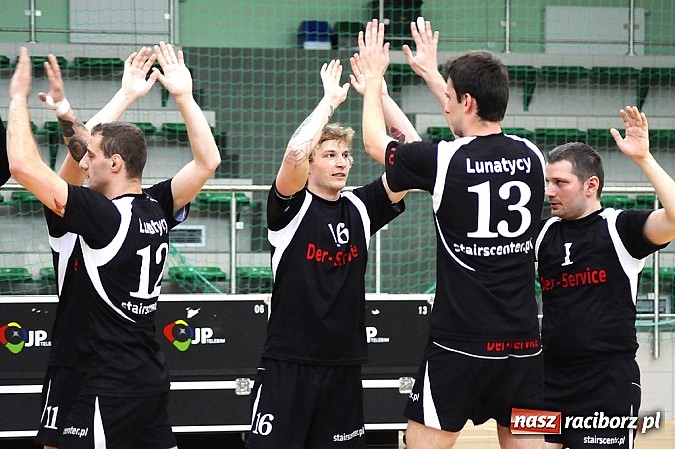 Zdjęcie w galerii na portalu naszraciborz.pl: Lunatycy mistrzem Raciborskiej Ligi Piłki Siatkowej. Sebastian Świderski gościem finału wiadomości z regionu