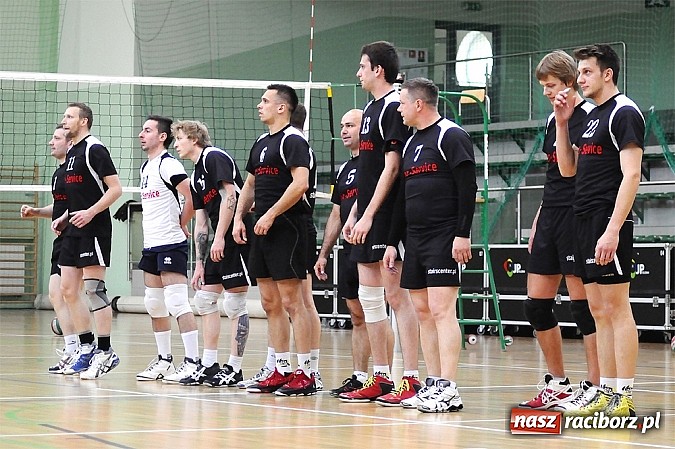 Zdjęcie w galerii na portalu naszraciborz.pl: Lunatycy mistrzem Raciborskiej Ligi Piłki Siatkowej. Sebastian Świderski gościem finału wiadomości z regionu