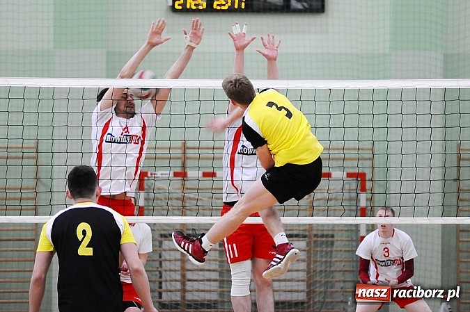 Zdjęcie w galerii na portalu naszraciborz.pl: Lunatycy mistrzem Raciborskiej Ligi Piłki Siatkowej. Sebastian Świderski gościem finału wiadomości z regionu