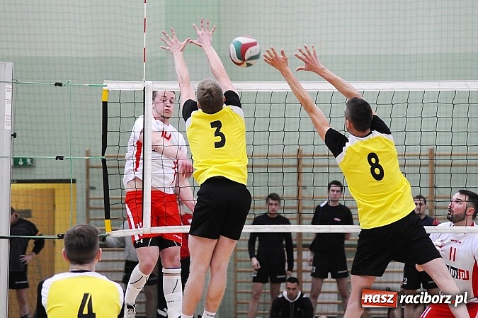 Zdjęcie w galerii na portalu naszraciborz.pl: Lunatycy mistrzem Raciborskiej Ligi Piłki Siatkowej. Sebastian Świderski gościem finału wiadomości z regionu