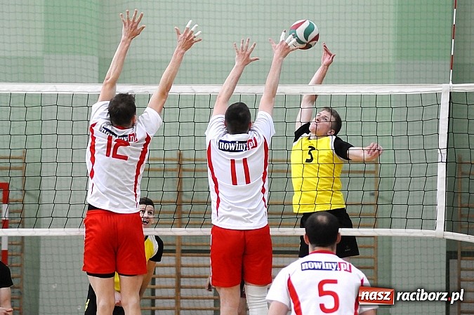 Zdjęcie w galerii na portalu naszraciborz.pl: Lunatycy mistrzem Raciborskiej Ligi Piłki Siatkowej. Sebastian Świderski gościem finału wiadomości z regionu
