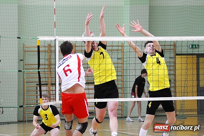 Zdjęcie w galerii na portalu naszraciborz.pl: Lunatycy mistrzem Raciborskiej Ligi Piłki Siatkowej. Sebastian Świderski gościem finału wiadomości z regionu