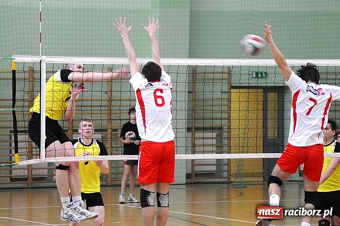 Zdjęcie w galerii na portalu naszraciborz.pl: Lunatycy mistrzem Raciborskiej Ligi Piłki Siatkowej. Sebastian Świderski gościem finału wiadomości z regionu