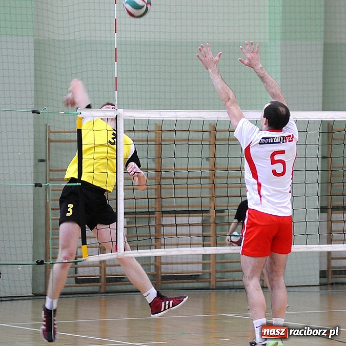 Zdjęcie w galerii na portalu naszraciborz.pl: Lunatycy mistrzem Raciborskiej Ligi Piłki Siatkowej. Sebastian Świderski gościem finału wiadomości z regionu