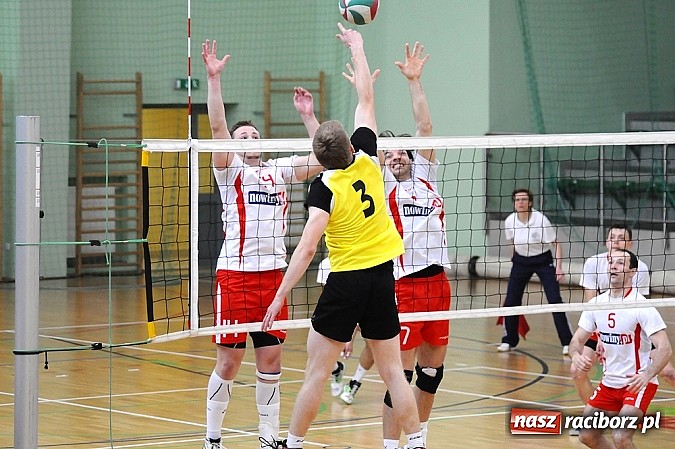 Zdjęcie w galerii na portalu naszraciborz.pl: Lunatycy mistrzem Raciborskiej Ligi Piłki Siatkowej. Sebastian Świderski gościem finału wiadomości z regionu