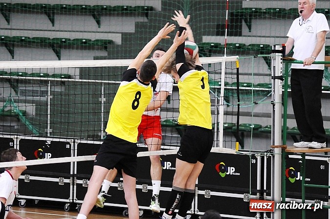 Zdjęcie w galerii na portalu naszraciborz.pl: Lunatycy mistrzem Raciborskiej Ligi Piłki Siatkowej. Sebastian Świderski gościem finału wiadomości z regionu