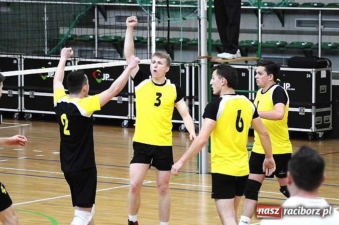 Zdjęcie w galerii na portalu naszraciborz.pl: Lunatycy mistrzem Raciborskiej Ligi Piłki Siatkowej. Sebastian Świderski gościem finału wiadomości z regionu